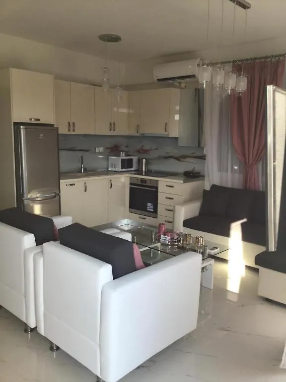 הוילה ניקיטי Estia House M בית נופש